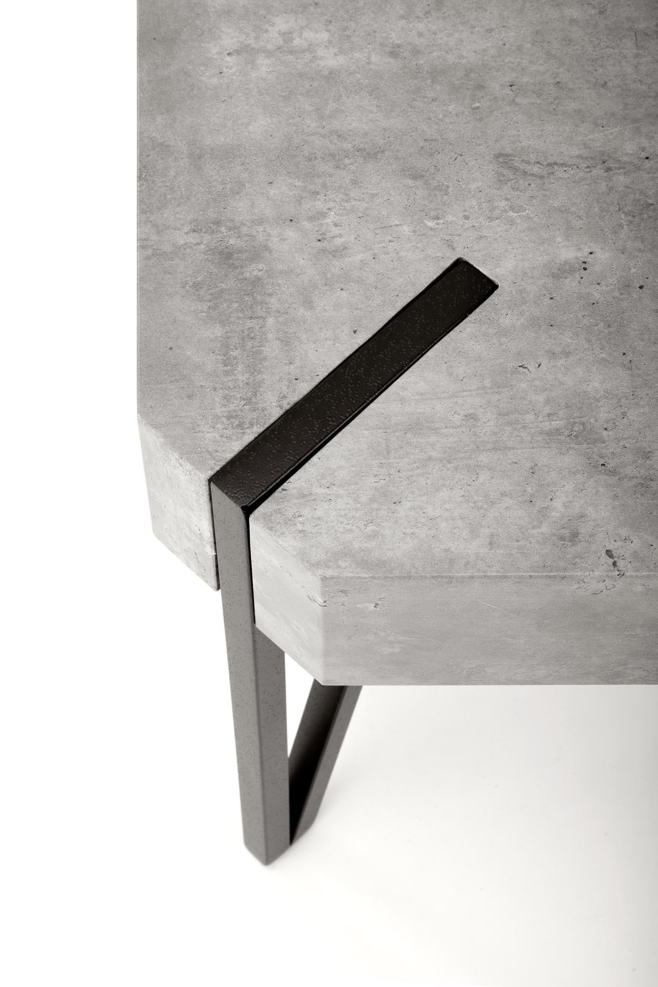 EMILY c.table, szín: beton / fekete