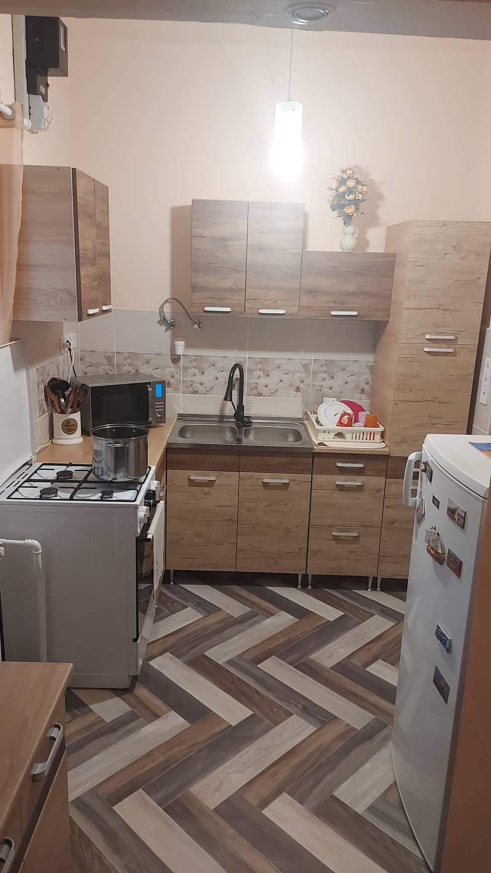 TŐLÜNK VÁSÁROLT KONYHABÚTOROK. ( NEM FÉNYES KATEGÓRIA )